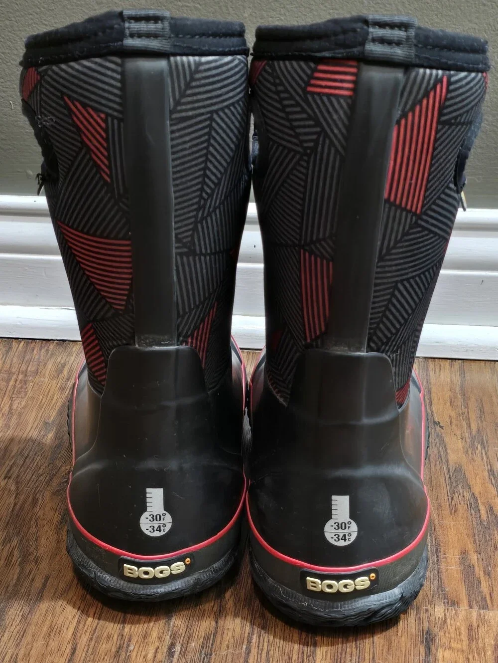 Bogs Classic. Big Geo Youth Boy's Sz 4 Waterproof Boots Tall Rain Snow Red/Black